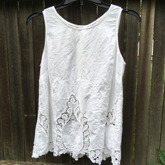 White sleeveless button down lace pattern top - Picture 2 of 3